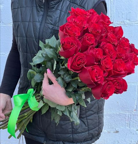 "Севилья"- букет из красных роз с доставкой по городу по метро Алексеевка